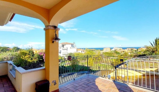 Villa a stones throw from the sea