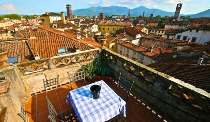 Deluxe Lucca Historic Center Apartment
