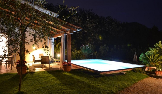 villa con piscina esclusiva nel verde