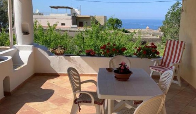 Casa Il Girasole, panoramica e a pochi passi dal centro di Malfa