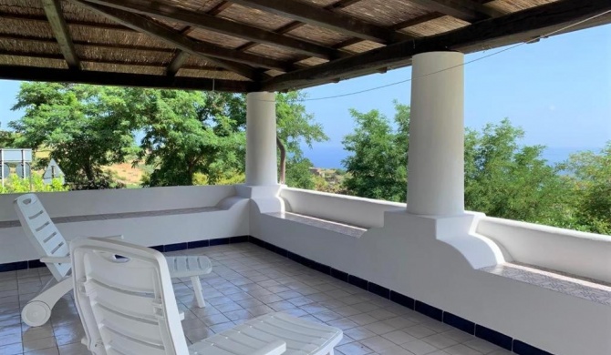Casa Mia - Ampio bilocale con giardino a Malfa