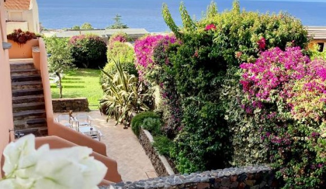 Villa Egea, elegante villa Eoliana dell'800 immersa in un curato giardino