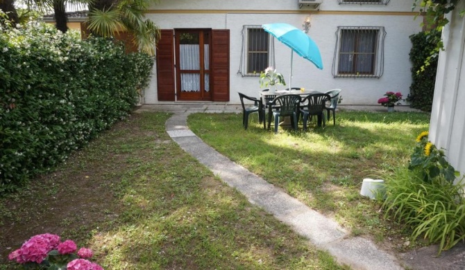 Lovely semi-detached villa with private garden